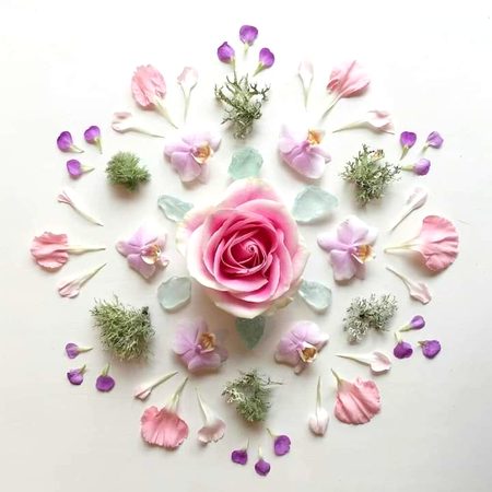 *_محبت خوبصورتی کو تو نہیں کہتے ! عربی لغت میں تو محبت کہتے ھی کسی ایک شخص کا کسی دوسرے کی نظر میں خوب صورت لگنا_
 اتنا خوبصورت کہ وہ دل میں سما جائے، کبھی کبھی ہم کسی سے اتنی محبت کرتے ہیں_
 کہ سالوں بعد بھی، میلوں دور بھی اس محبت میں فرق نہیں آتا ، چاھے کچھ بھی ھو ، وقت کیسا بھی ھو ، ہمارے لیے وہ شخص عزیز ھی ھوگا_
Miss you....