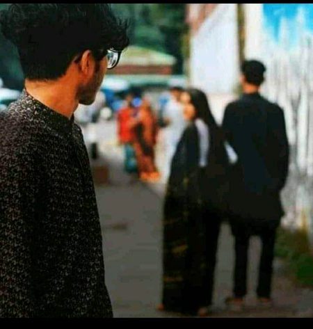 پھرتا ہے اسی شہر میں اب غیر ک ہمراہ
اب شہر ک لوگوں کو برا کیوں نہیں لگتا