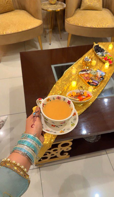 دو کپ ہوں، ایک تمہارا ایک میرا،
مگر ذائقہ دونوں کا ایک سا ہو،
تم ہلکی سی مسکراہٹ سے پوچھو
“چینی کم تو نہیں؟”
اور میں کہوں…
“تم ساتھ ہو تو سب میٹھا ہے …”
آج کی یہ چائے گواہ رہے
کہ محبت ہر گھونٹ میں شامل ہو۔ ☕❤️