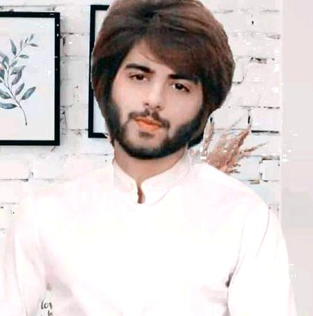 حالات نے کر دیا یوں تلخ مجھے
ورنہ
میں تو وہ تھا جو تتلیوں سے بھی ڈرتا تھا
Hur Ri