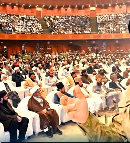 گزشتہ چالیس برس تک اسٹیبلشمنٹ کے کہنے پر سب نے جہاد کے نعرے لگائے، افغانوں کو امت کا ہیرو قرار دیا، کہا گیا کہ جہاد فرض ہو چکا ہے۔ چندے جمع کیے گئے، جہاد کے نام پر تقریروں میں گلے بیٹھ گئے لیکن جیسے ہی پالیسی کا رخ بدل گیا تو وہی جہاد فساد کہلا گیا اور جنہیں مجاہد کہا جاتا تھا انہیں چالیس سال بعد خوارج کہا جانے لگا۔ ہم پاکستانی ہیں اور پاکستان سے محبت بھی کرتے ہیں اور فوج سے بھی لیکن الحمدللہ جو چیز غلط نظر آتی ہے اسے غلط ہی کہتے ہیں۔ یہ تمام مذہبی رہنما اور دیگر لوگ جرنیلوں کی اربوں ڈالر کی کرپشن پر بات کیوں نہیں کرتے؟ ستر سال سے اسٹیبلشمنٹ سیاست کر رہی ہے، کبھی نواز شریف غدار اور کبھی عمران خان۔ معذرت کے ساتھ پھر عوام نے ان سب کو درباری، چاپلوس ملا ہی کہنا ہے۔😐😐😐