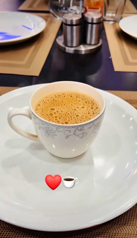 چائے وہ خاموش دوست ہے
 جو تھکن سنتی بھی ہے 
اور ہمت بھی لوٹا دیتی ہے۔❤️☕
Mary hasab be ya Jo likha ya 100% theek likha ha Apka k keya khyal ha