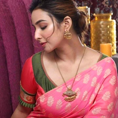 وہ کون ہے جو لے گا ترے گال کا بوسہ؟
آخر یہ تری زلف کے خم کس کےلیے ہیں ؟