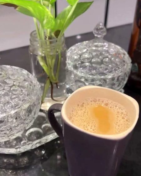 ☕ چائے والوں کی دنیا واقعی الگ ہوتی ہے! 🌍
جب تک دن کی پہلی چائے نہ ملے...
نہ صبح ہوتی ہے،
نہ مزاج بنتا ہے،
نہ ہی لفظ دل سے نکلتے ہیں! 😌✨
اور...
جب تک رات کی آخری چائے نہ ہو...
نہ نیند آتی ہے،
نہ دن مکمل لگتا ہے،
نہ دل کو سکون ملتا ہے! 🌙🍵
چائے… صرف ذائقہ نہیں،
یہ ایک احساس ہے،
جو صبح جگاتا ہے،
اور رات سلانے سے پہلے سینے سے لگا لیتا ہے۔ ❤️
🍃 چائے والے لوگ تھوڑے حساس ہوتے ہیں،
مگر دل کے بےحد خاص ہوتے ہیں!