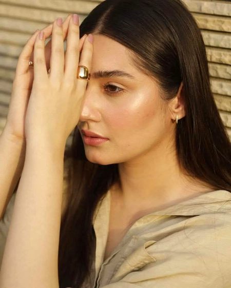 کٹ ہی گئ جدائی بھی.
کب یہ ھوا کہ مر گئے؟.
تیرے بھی دن گزر گئے.
میرے بھی دن گزر گئے.
تو بھی کچھ اور ، اور.
میں بھی کچھ اور ، اور ھوں
جانے وہ تو کہاں گیا؟
جانے وہ ہم کدھر گئے.؟
تو بھی غبار راہ تھا.
ہم بھی غبار راہ ھیں. 
" تو بھی کہیں بکھر گیا
" ہم بھی کہیں بکھر گئے💔Unzii🥀