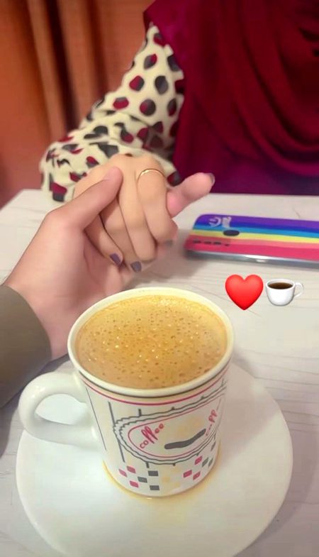 تمہاری موجودگی میں چائے بھی شرما جاتی ہے
ہم پیتے کچھ ہیں، محسوس تمہیں کرتے ہیں
❤️☕