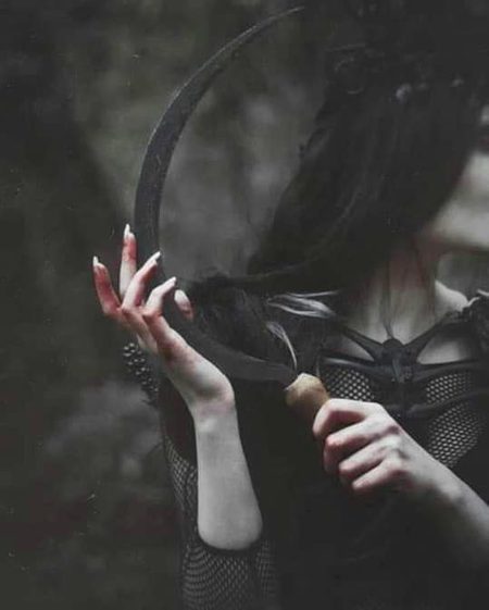 ہجر بیتا تو خد و خال سلامت تھے مگر !
رنگ چہرے کا گیا۔ہونٹ گلابی نہ رہے۔🔥 Mahii 💔