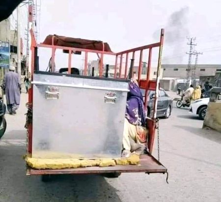 _ایک ماں اپنی بیٹی کی شادی کے جہیز کی پیٹی لیکر جا رہی ہے اور خود مشکل سے بیٹھی ہوئی ہے لیکن پیٹی کو فوم پر رکھا ہوا ہے کیوں..؟ کیوں کہ سُسرال میں بیٹی کو ٹوٹے ہوئے سامان کا-_
_کوئی طعنہ نا دے-_
_یہی درد ہے جس سے والدین ڈرتے رہتے ہیں اللّه پاک ہر کسی کی  بہن بیٹیوں کے اچھے نصیب کرے آمین۔🤲❣️_