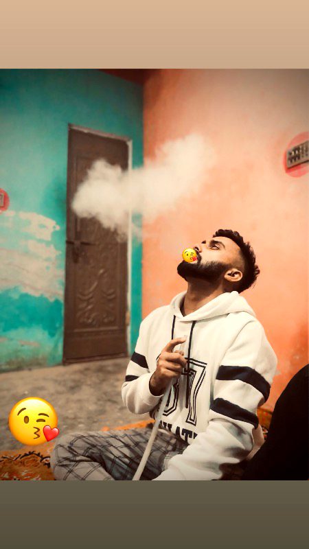 مسکراہٹ دکھ کو چھپانے کا سب سے فحش طریقہ ہے تم مسکرا رہے ہوتے ہو یہ جانتے ہوئے کہ کہانی تمہارے کردار کو مردہ تسلیم کرچکی ہے لیکن تم پھر بھی مسکراہٹ جیسے اس ذلت کو چہرے پر سجائے رکھتے ہو تاکہ تم زندہ نظر آؤ یہ جانتے ہوئے بھی کہ مردہ جسموں سے خوشبو نہیں آئے گی