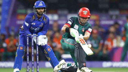 Pooran declines stumping, Holden retires out - big drama at ILT20