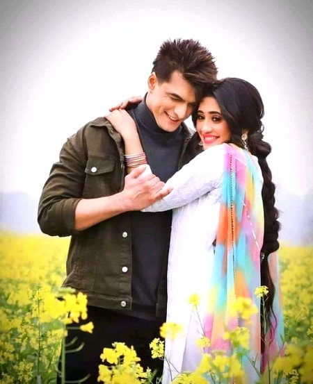 کھلنا گلاب کا نہیں ہرگز کوئی دلیل🥀
وہ مسکرا رہے ہیں تو سمجھو بہار ہے🔥 Mahii 💔