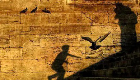 اُڑان بھرنے کے لئے اجازت مت مانگو کیونکہ پَر تمہارے اپنے ہیں اور آسمان کسی کی جاگیر نہیں 🖤