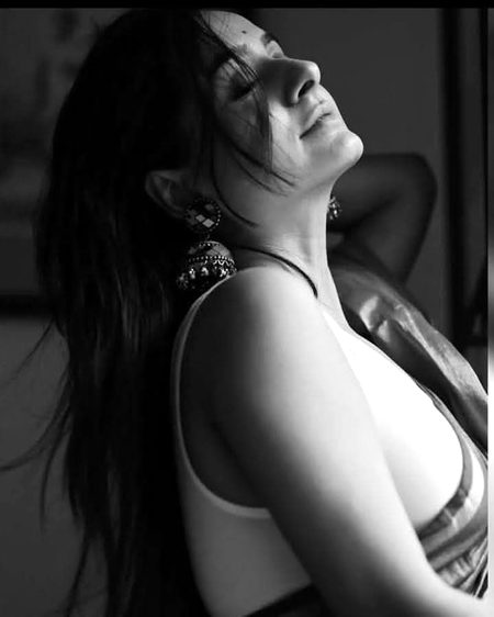 آتی تو ہو گی ذہن میں گزرے دنوں کی سوچ..
کرتا تو ہوگا یاد وہ مجھ کو کبھی کبھی💔Unzii🥀