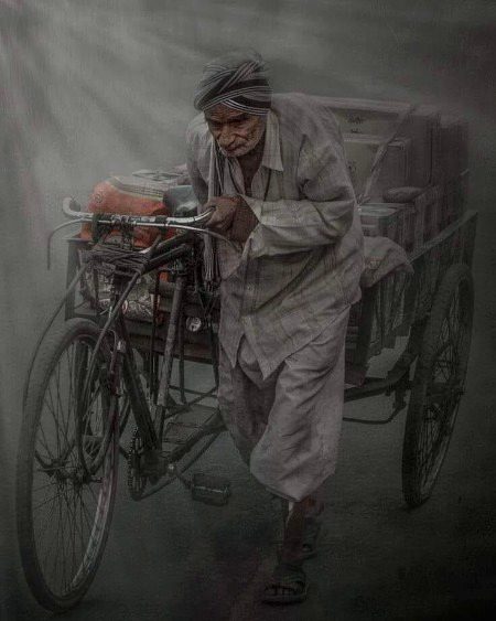 مخمل دے مصلے اتے سجدے کیتے نئین
سڑکاں تے مزدوری کردا رل گیا واں
توں ہتھاں دے چھالے گن کے بخش دویں
متھے تے محراب بنانا بھل گیا واں