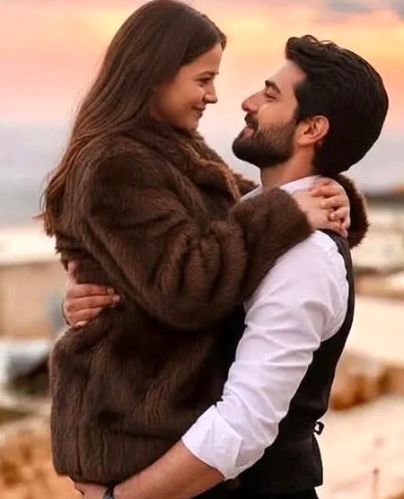 بہت مٹھاس بھری ہے تمہارے لہجے میں
ہزار جھوٹ کہو باتیں سچی لگتی ہیں 
اب ایسے، مت دیکھو شرما کے مجھے 
تمہیں پتا ہے مجھے آنکھیں اچھی لگتی ہیں