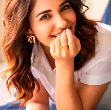 جس نے تیری آنکھوں میں شرارت نہیں دیکھی 
وہ لاکھ کہے ـــــ اس نے محبت نہیں دیکھی
💕