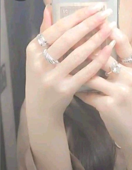 میری کلائیاں خالی ہیں☹
مرشد 
ان سے کہو میرے لیے چوڑیاں بھیجے🙁🙊