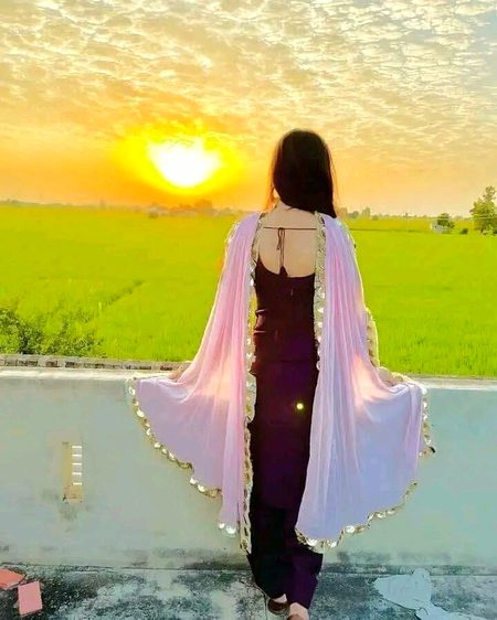 انتظار ایک اذیت ہے پھر چاہے ہاتھ میں موبائل پکڑے کسی میسج کا ہوچوکھٹ پر بیٹھے کسی کے لوٹ آنے کا ہو
بستر پر لیٹے نیند کا ہویا زندگی سے ہار کر موت کا ہو...🖤