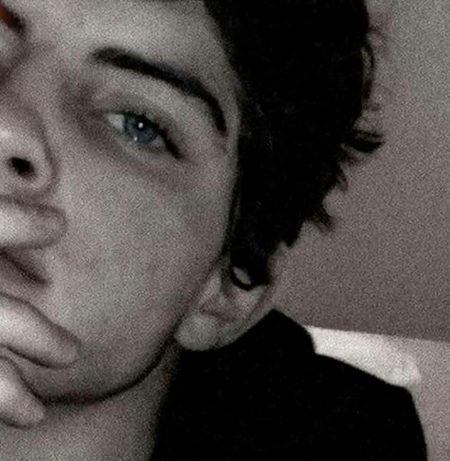 کرتے ہیں یاد اب بھی، بتاتے نہیں اسے
نقصان رک گیا ہے، حماقت نہیں رکی