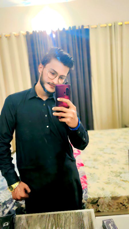 یہ آئینہ کیا دے گا تمہیں، تمہاری شخصیت کی خبر 
کبھی میری آنکھوں سے دیکھو، کتنے لاجواب ہو تم