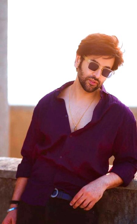 ع" سے ہے عشق
اور "ع" سے ہے عورت
"م" سے ہے مرد
اور "م" سے ہے "محبت"
سنو میرے چارہ گر
میں نے تم سے "عشق" کیا ہے
اور تم نے مجھ سے "محبت"
تم مجھ سے پوچھو گے
عشق اور محبت میں کیا
فرق ہے؟؟
عشق میں شرک نہیں ہوتا
اور محبت میں بہت سی
محبتوں کی خواہش ہوتی ہے
🥀❤️😍
