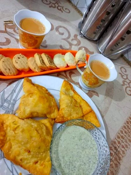 ☕ چائے والوں کی دنیا واقعی الگ ہوتی ہے! 
جب تک دن کی پہلی☕️ چائے نہ ملے...
نہ صبح ہوتی ہے،
نہ مزاج بنتا ہے،
نہ ہی لفظ دل سے نکلتے ہیں! 
اور...
جب تک رات کی آخری ☕️چائے نہ ہو...
نہ نیند آتی ہے،
نہ دن مکمل لگتا ہے،
نہ دل کو سکون ملتا ہے! 
چائے☕️… صرف ذائقہ نہیں،
یہ ایک احساس ہے،
جو صبح جگاتا ہے،
اور رات سلانے سے پہلے سینے سے لگا لیتا ہے۔ 
 چائے☕️ والے لوگ تھوڑے حساس ہوتے ہیں،
مگر دل کے بےحد خاص ہوتے ہیں!