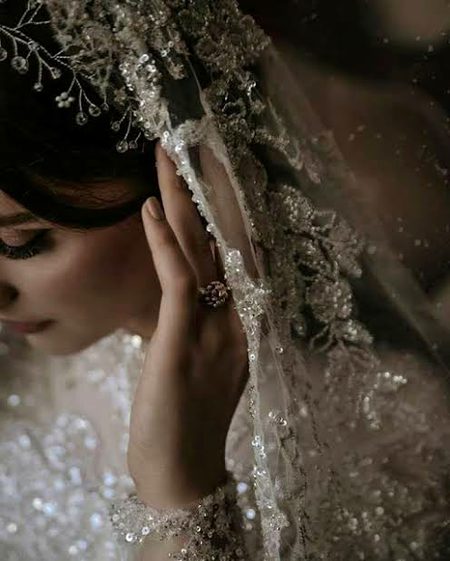 اب مجھے خود کے سوا کوئی نہیں بھاتا...
اپنے ساتھ بس میں ہی اچھی لگتی ہوں __🖤