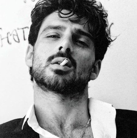 ہمارے ہونے تلک سب کو مشکلات رہیں
ہمارے بعد سبھی خوش رہے کہانی میں
🍷🚬