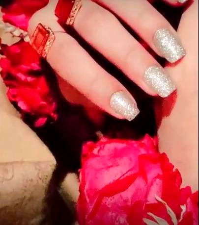 گجرے کا بھی نشان پڑتا ہے
اتنی نازک ہے کلائی میری🙈🔥👑