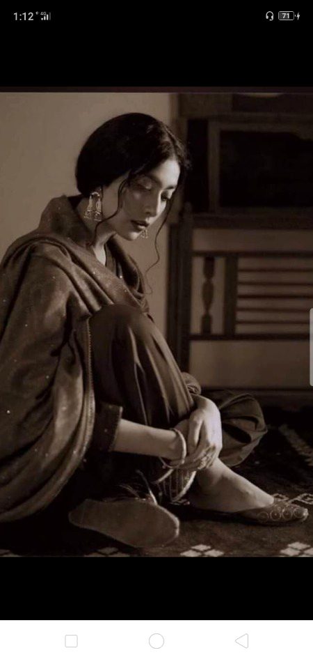 ہمارا تذکرہ چھوڑو، ہم ایسے لوگ ہیں جن کو.
نفرت کچھ نہیں کہتی، محبت مار دیتی ہے🔥 MAHii 💔