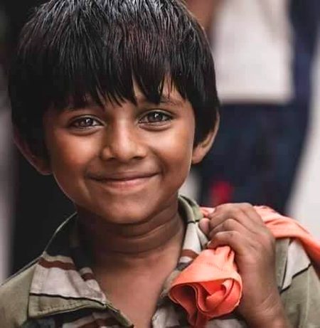 ﮐﮩﺎﮞ ﮐﺴﯽ ﺳﮯ ﻣﺤﺒﺖ ﻧﺒﮭﺎﻧﮯ ﻭﺍﻻ ﮨﻮﮞ،
ﻣﯿﮟ ﺑﺪ ﻟﺤﺎﻅ ﺑﮭﯽ ﺑﺎﻟﮑﻞ ﺯﻣﺎﻧﮯ ﻭﺍﻻ ﮨﻮﮞ،
ﺗﻤﮭﺎﺭﮮ ﭘﺎﺅﮞ ﻣﯿﮟ ﺭﮐﮫ ﺩﻭﮞ ﻣﯿﮟ ﮐﺎﺋﻨﺎﺕ ﻣﮕﺮ
ﻣﯿﮟ ﺍﭘﻨﮯ ﮔﮭﺮ ﮐﺎ ﺍﮐﯿﻼ ﮐﻤﺎﻧﮯ ﻭﺍﻻ ﮨﻮﮞ،