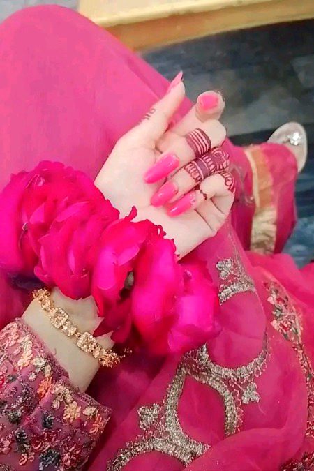 چلو خیر اب وہ بات پرانی ہوئی ؟
ہم نے بھی پہنا تھا عید پر کسی کی پسند کا لباس💖