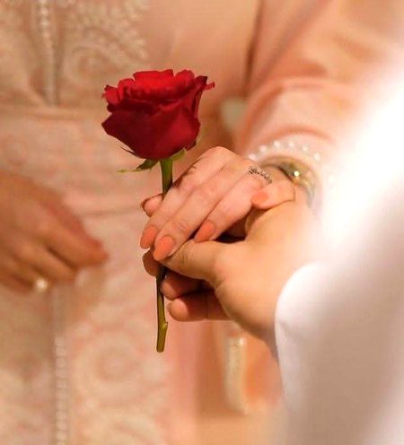 اِن گُلابوں کی مخبری کی جائے
اِتنی خُوشبو کہاں سے لاتے ہیں
_ZaiN_