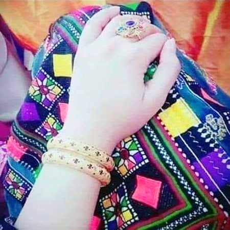 دخدای حقونه دي، روژې دې خلک ونېسي خو
زړونۀ کعبې دي دا دې هم بي ځایه نۀ ماتؤې