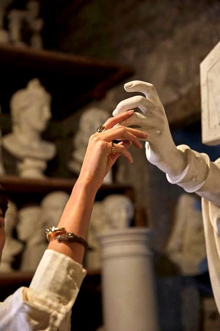 میں نے حسرت سے نظر بھر کے اُسے دیکھ لیا ٠٠٠٠جب سمجھ میں نا محبت کے معنی آۓ