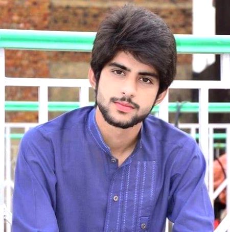 نکلے ہیں وہ لوگ میری شخصیت بگاڑنے
کردار جن کے خود مرمت مانگ رہے ہیں
شاہ
