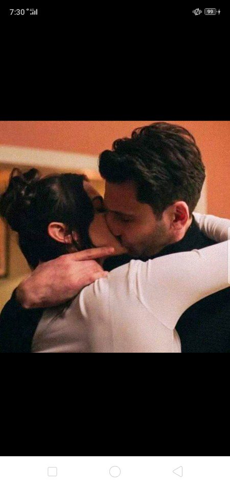 محبت میں سود جائز ہے جانِ جاں
جو تمہیں تھوڑی محبت دے تم اُسے دوگنی دو 🔥 Mahii 💔