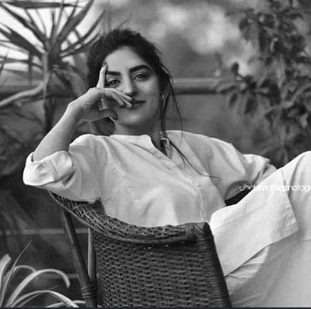 میـں ایک تجسُس کے سِـوا کچھ بھی نہیں
آپ پرکھیں گے ، جانیں گے ، اُکتا جائیں گے🔥 Mahii 💔