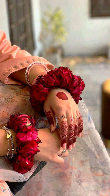 وحشت ہوتی ہے لوگوں کے قریب ہونے سے♡
بہت تھک گئی ہوں سب سے دور رہتی ہوں🤎🦢