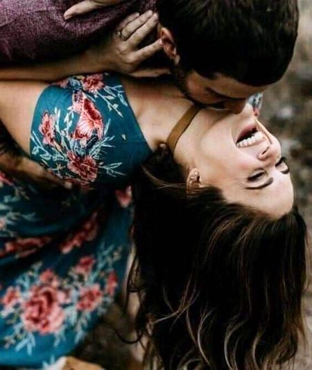 رات چوما اُسـے اور ایسی جگہ
وُہ غزل با وَزَن گنـگنانے  لگـی