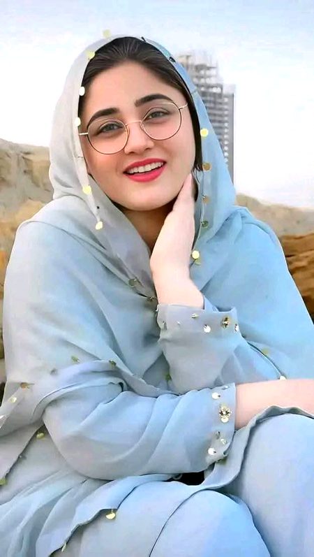 وہ مُسکرا کے ہمیں دیکھتا  ھے اور ہم لوگ. 
جو ہو چُکے ہیں وہ نقصان بُھول جاتے ہیں💔Unzii🥀
 ┏╮/╱
╰ 🌴
╱/ ╰┛