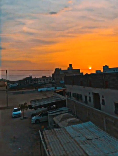 اب تو چپ چاپ شام آتی ہے
....
 پہلے چڑیوں کے شور ہوتے تھے