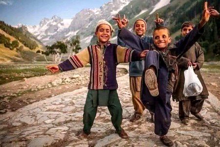 معصوم بچوں کی ہنسی سے بہتر کوئی موسیقی نہیں۔
ٹیگور🖤