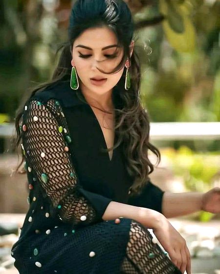 بچھڑے تو جیسے ذہن معطل سا ہو گیا.
شہر سخن بحال تجھے دیکھ کر ہوا.
پھر لوگ آ گئے میرا ماضی کریدنے.
پھر مجھ سے اک سوال تجھے دیکھ کر ہوا💔Unzii🥀