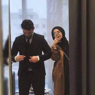 اس جیسے پھول روز کہاں کھلتے ہیں
 سیاہ گلاب بڑی مشکل سے ملتے ہیں❤
اس جیسے پھول روز کہاں کھلتے ہیں
 سیاہ گلاب بڑی مشکل سے ملتے ہیں❤