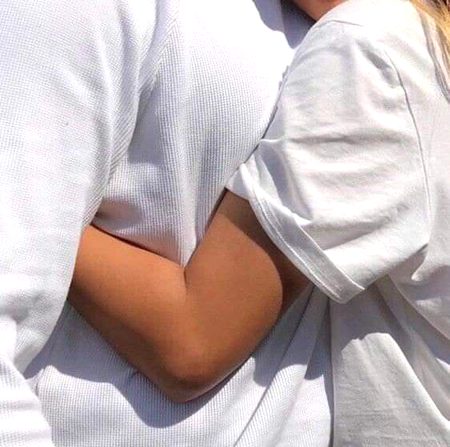 میرے سینے سے بھلے کان لگا کر سن لو
دل دھڑکنے پہ ترے نام کی دھن بجتی ہے
❤Husband g❤