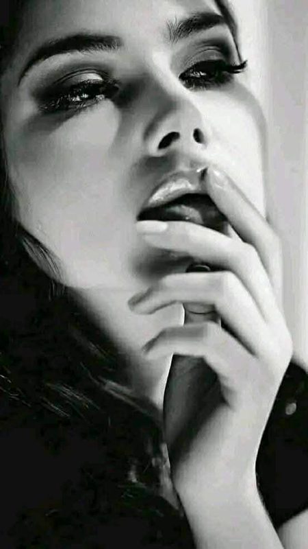 ہم سماعت کو ہتھیلی پہ لیے پھرتے ہیں.
تیری آواز میں کوئی تو پکارے ہم کو.
تو ہے وہ قیمتی نقصان جو راس آیا ہ.
اچھے لگتے ہیں تیرے بعد خسارے ہم کو💔Unzii🌹