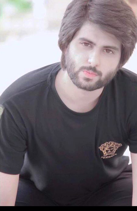 " میں ہی نہیں ، میرے فون کا " کی بورڈ " بھی تُمہارا عادی ہو چُکا ہے 
جو فقرے جو باتیں میں صرف تُم سے کہنے کا عادی ہوں وہ عادتاً ٹائپ کروں تو " پریڈکشن " میں فورن اُن لفظوں کے بعد تُمہارا نام نمودار ہونے لگتا ہے ۔ "
" اور میں یہ دیکھ کر مُسکرا پڑتا ہوں ۔ "
" میرے " کی بورڈ " میں تُمہارے نام کا محفوظ ہونا مُجھے میری مُحبت کے ہر گُزرتے لمحے کے ساتھ تُمہارے نقش میرے دِل و دِماغ میں اور بھی گہرے ہوتے جاتے ہیں ، اور یہ دیکھ کر دِل جیسے سرشار سا ہو جاتا ہے