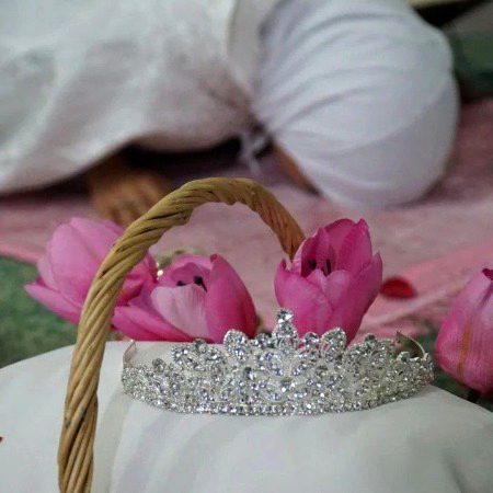 "ہمارا ملاقات کا وعدہ صرف حلال میں ہے۔"
اس سے پوچھا گیا: "کیا تم اسے چاہتے ہو؟ ❤"
اس نے کہا: "ہاں۔ ❤️"
پھر کہا گیا: "تو پھر اسے اظہار کیوں نہیں کرتے؟ ❤"
اس نے جواب دیا: "مجھے ڈر ہے کہ میں اس سے جڑ جاؤں اور وہ مجھ سے جڑ جائے، اور پھر تقدیر ہمارا ساتھ نہ دے اور ہم جدا ہو جائیں، تو میں اسے دکھی کر دوں گا۔ 💔"
پوچھا گیا: "پھر کیا کرو گے؟ 💧"
اس نے کہا: "میں اسے اللہ کے لیے چھوڑ دوں گا ❤۔ اگر اللہ نے چاہا کہ ہم ایک ہوں تو وہ میرے نصیب میں ضرور آئے گی 🥀۔ اور اگر اللہ نے نہ چاہا، تو اس کی خوشی کسی اور کے ساتھ ہوگی، اور میں ہمیشہ اس کے لیے دعا کرتا رہوں گا 🥀۔"
یہی تو ہے اللہ کے لیے محبت 🥀❤️۔
یقین رکھو! اگر اللہ چاہے کہ ایک دل کو دوسرے دل سے ملا دے، تو وہ "کن" کہتا ہے اور وہ ہو جاتا ہے، چاہے فاصلے کتنے ہی زیادہ ہوں اور رکاوٹیں کتنی ہی بڑی ہوں