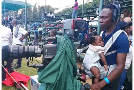 زمبابوے اور آئرلینڈ کے میچ کے دوران کیمرہ مین اپنی نوکری کیساتھ باپ ہونے کا فرض بھی ادا کرتے ہوئے ❣️👌
ماں کی بھی بڑی شان ہے یار لیکن باپ کا بھی کوئی ثانی نہیں جو ہماری تمام مشکلات اپنی کمر پر لاد کر بغیر شکایت کیے مسکراتے ہوئے زندگی گزارتا ہے 🥰🙏
Love you Baba 😘👌